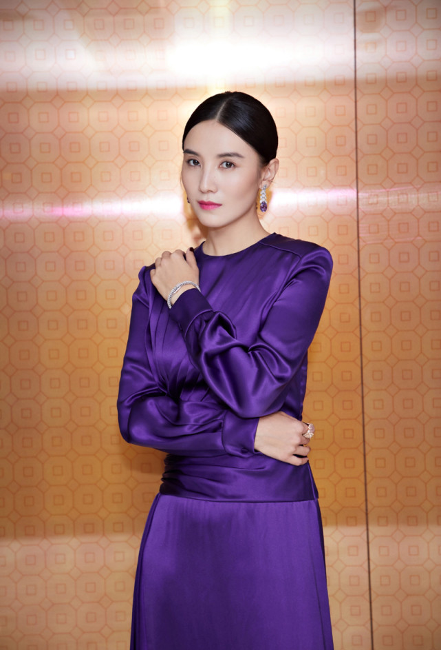 漂亮气质优雅女明星宋佳紫色服装写真美图