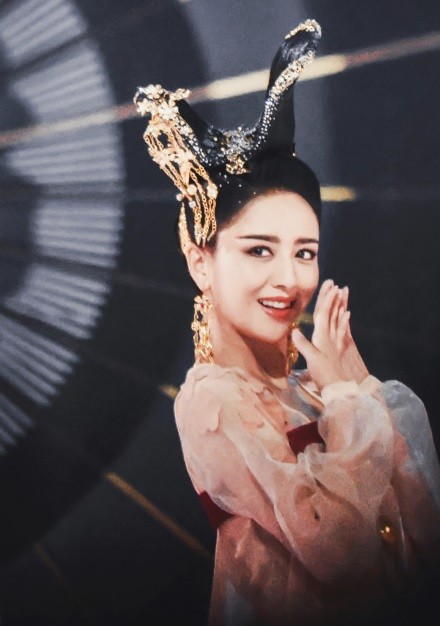佟丽娅唐装造型惊艳全场,将盛唐美女的神态展现无遗,宛若画中人!