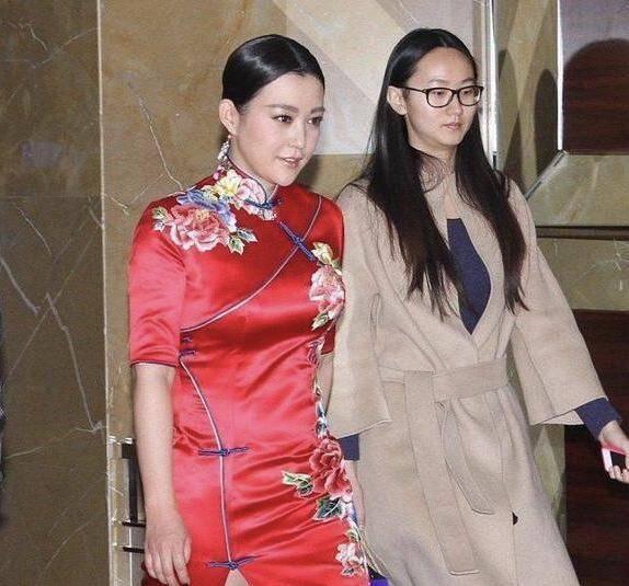 郝蕾也翻车了，40岁穿大码印花旗袍，胖得差点认不出，大妈感十足