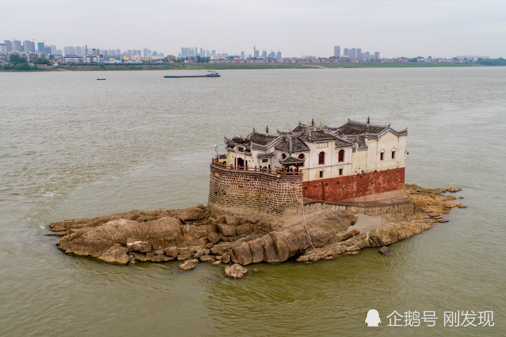 该水上建筑又叫龙蟠矶寺,它位于鄂州市区东门外长江之中,与明清武昌城