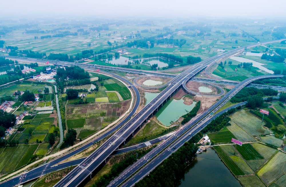 这条高速公路名叫锡太高速公路,这是一条从无锡到太仓之间的高速公路