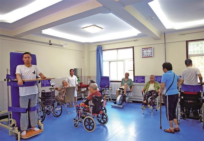 敬老院里的康复训练中心,老人和有需要的人们正在进行运动训练.