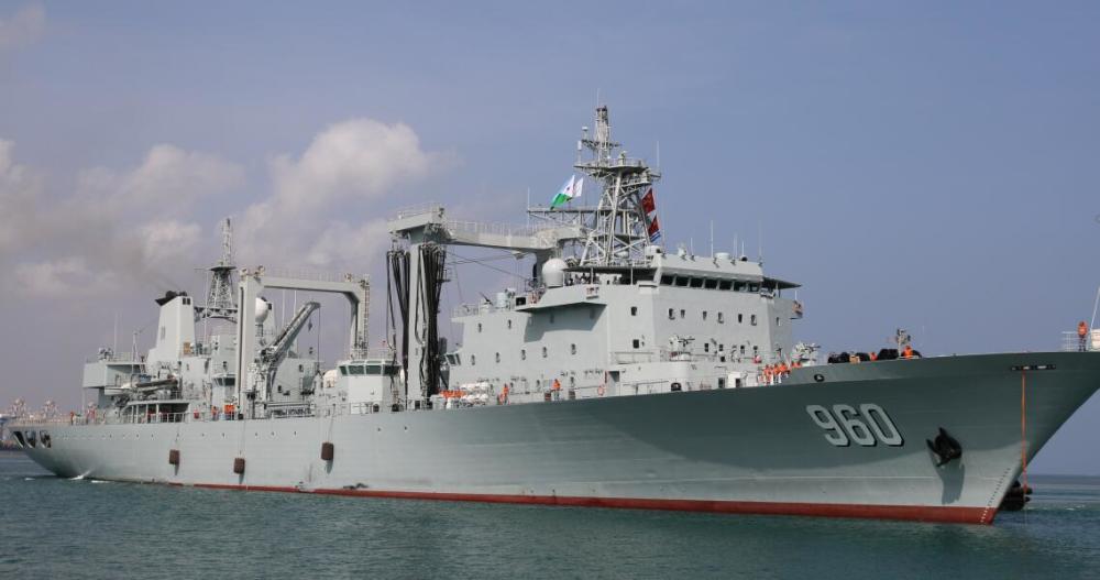 903a型综合补给舰东平湖舰,舷号960