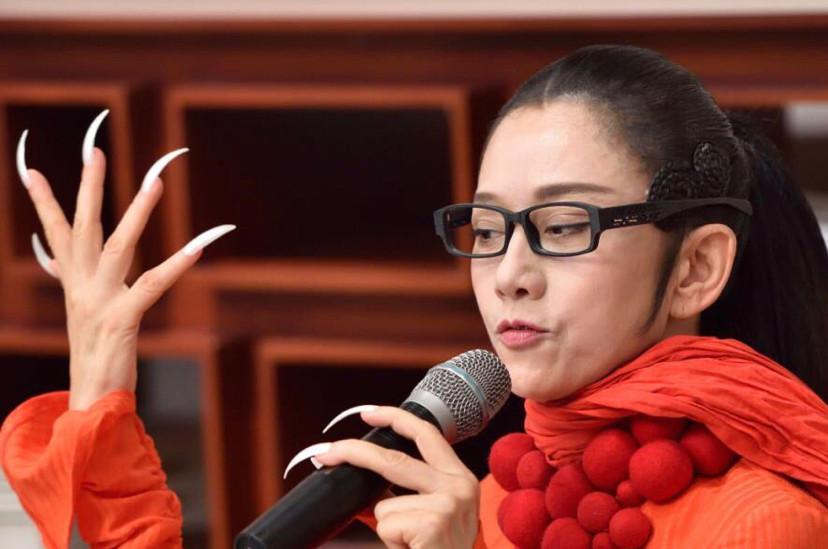 杨丽萍的长指甲留了40多年，每年的保养费在18万左右