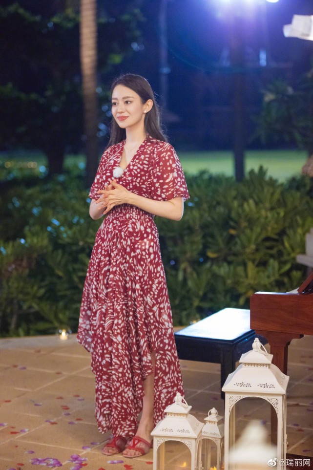 郎朗小娇妻上综艺,吉娜素颜穿红色印花长裙,清新艳丽