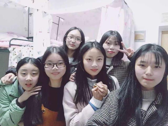 "近日,江西中医药大学计算机学院一女生宿舍一人保研,其余五人成功"
