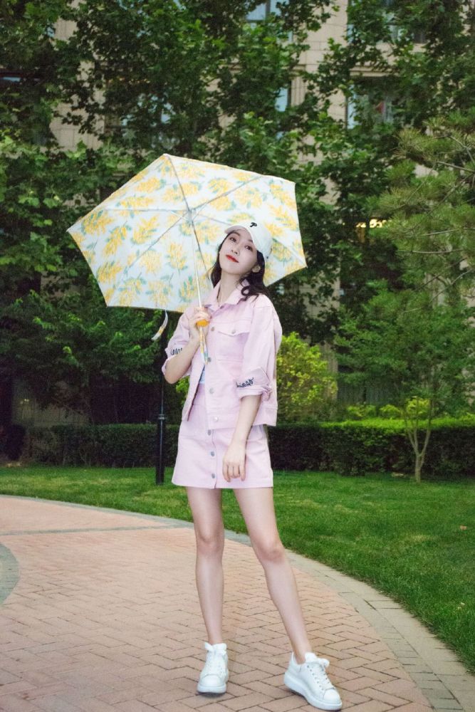 宣璐哪像90后的人,穿一身粉秀白皙大长腿,说00后都有人信