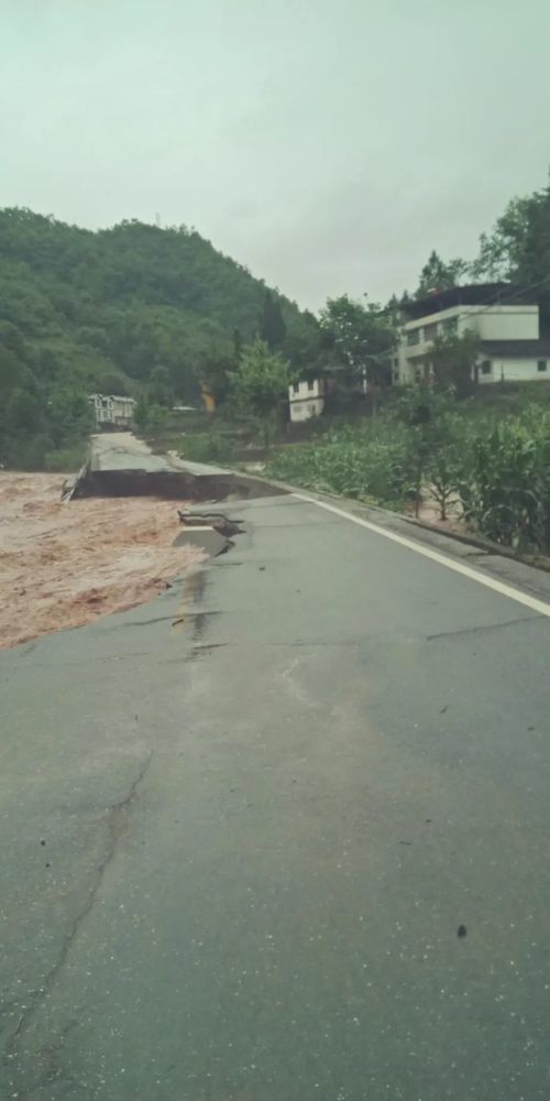 通江县16个乡镇2063人不同程度受灾,紧急转移安置334人,无人员伤亡.