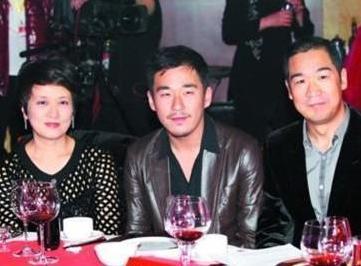 后来张默仍然不叫妈,但他会说邓婕是个好人.