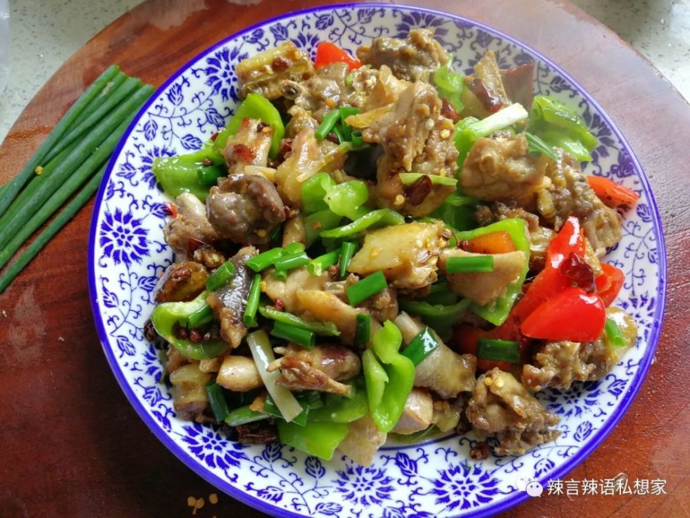9.一盘色泽油润,颜色红红绿绿怪好看的辣椒炒鸡块就做好了.