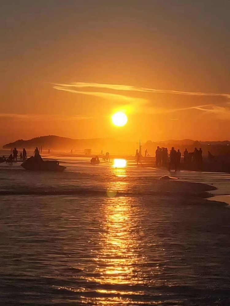 夕阳西下,水天一色