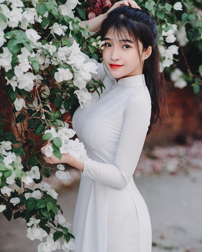 越南女高中生穿奥黛校服走红,虽然只有18岁,却已拥有逆天高颜值