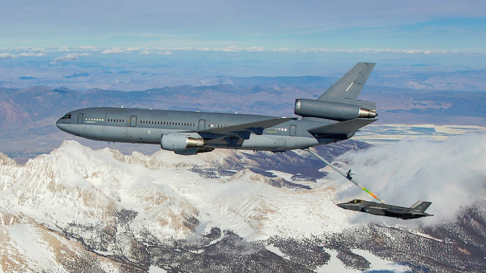 一架kc-10a加油机正在进行空中加油作业,受油机为一架f-35