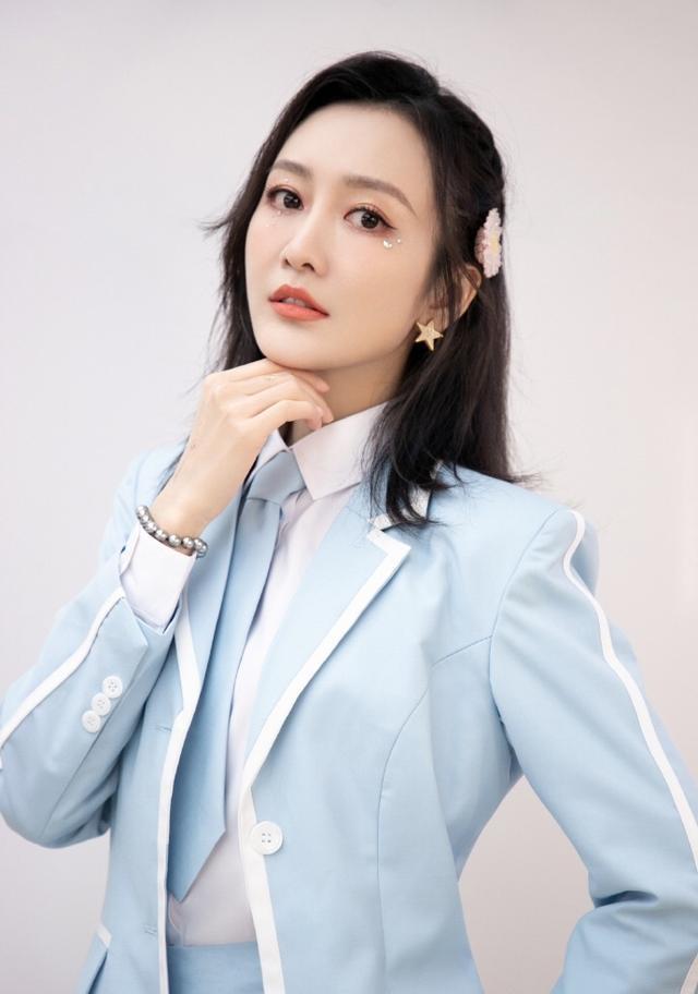 37岁王鸥竟这么有少女感!一身蓝色学院风制服,展现