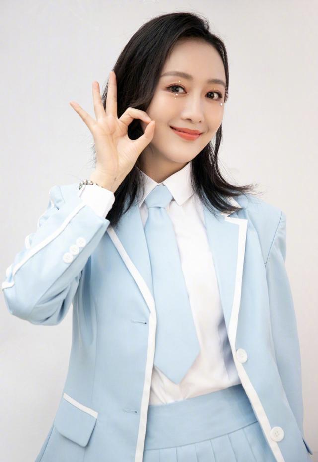 37岁王鸥竟这么有少女感!一身蓝色学院风制服,展现完美双腿