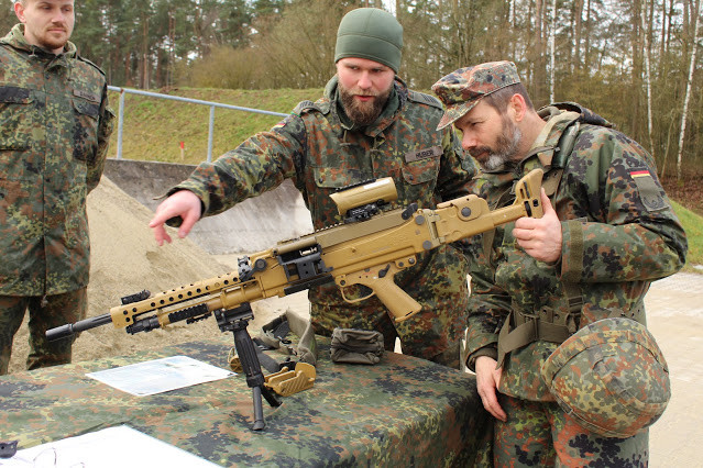 德国国防军装备的mg5 7.62毫米口径通用机枪.