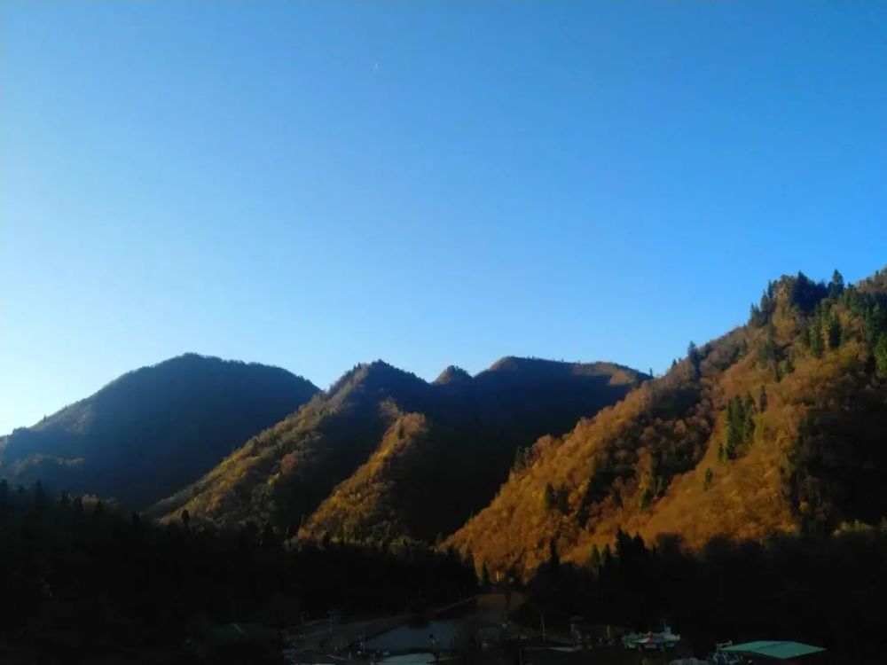 赏吐鲁沟山景,独作山间清风客