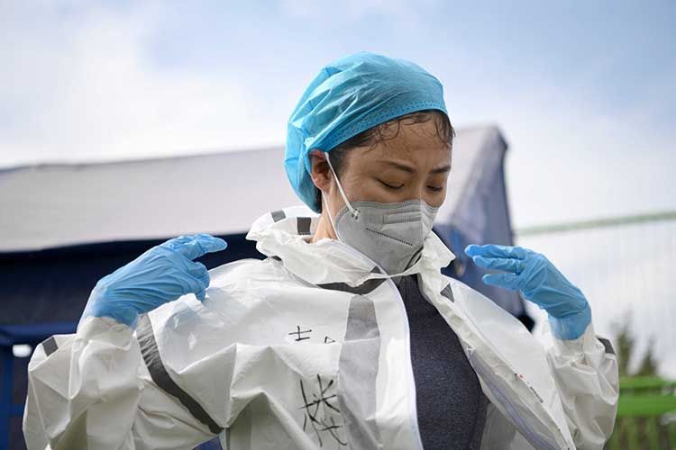 探访东城核酸检测点，帐篷放置冰块为医护人员降温