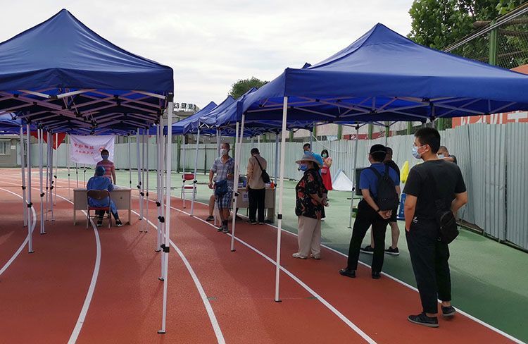探访东城核酸检测点，帐篷放置冰块为医护人员降温