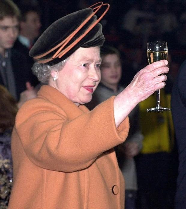 英国女王也曾年少放浪和妹妹深夜溜进酒吧最爱酒品曝光