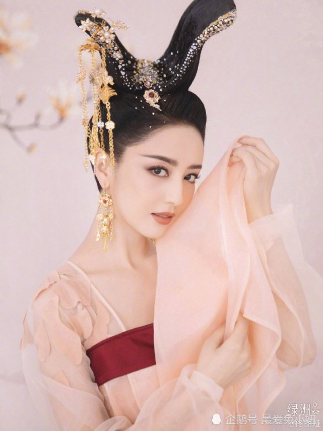 2011年,佟丽娅参演杨幂主演的古装宫廷剧《宫锁心玉》,这部穿越剧不