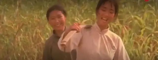 几张图,看出《红高粱》里巩俐发自内心的明亮和清纯