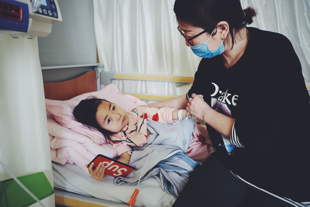 4岁女儿摘除眼球又患血癌，丈夫捐髓后病危，80后母亲哭诉：我撑不住了