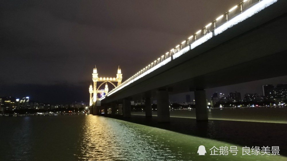 珠海白石桥的夜景还是挺漂亮,晚上来这里吹吹风散散心