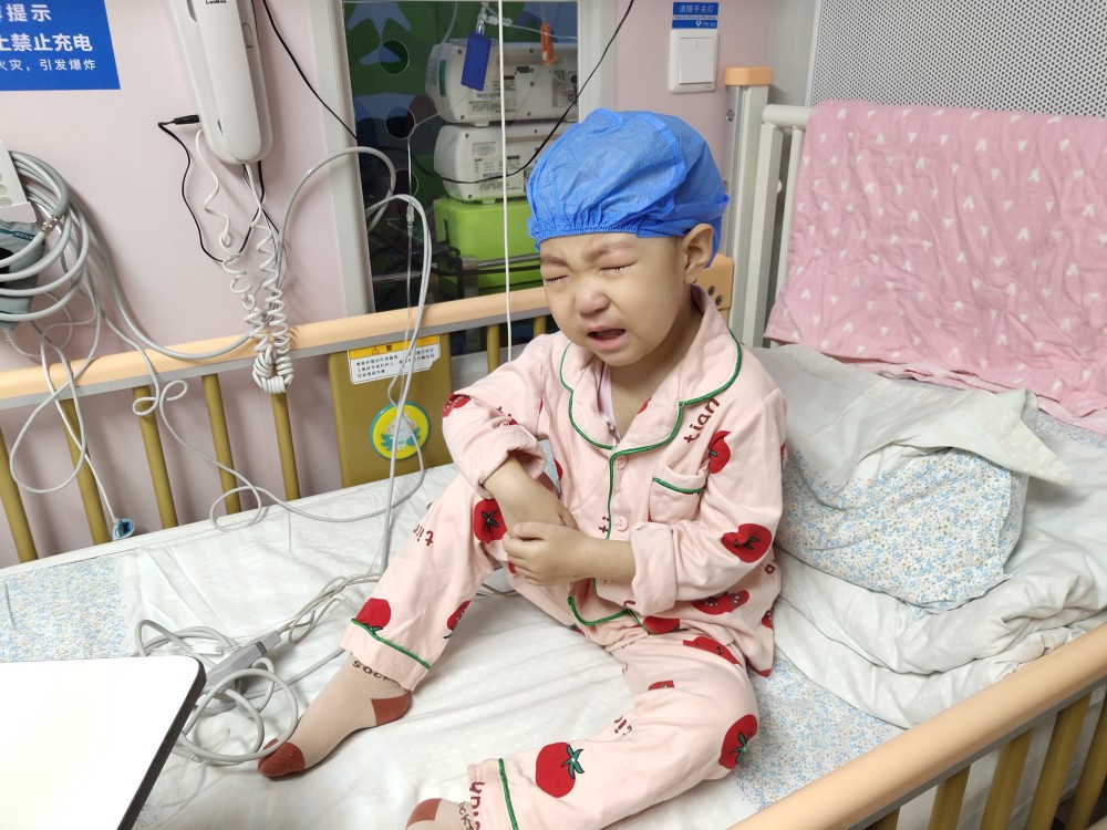 4岁女儿摘除眼球又患血癌，丈夫捐髓后病危，80后母亲哭诉：我撑不住了
