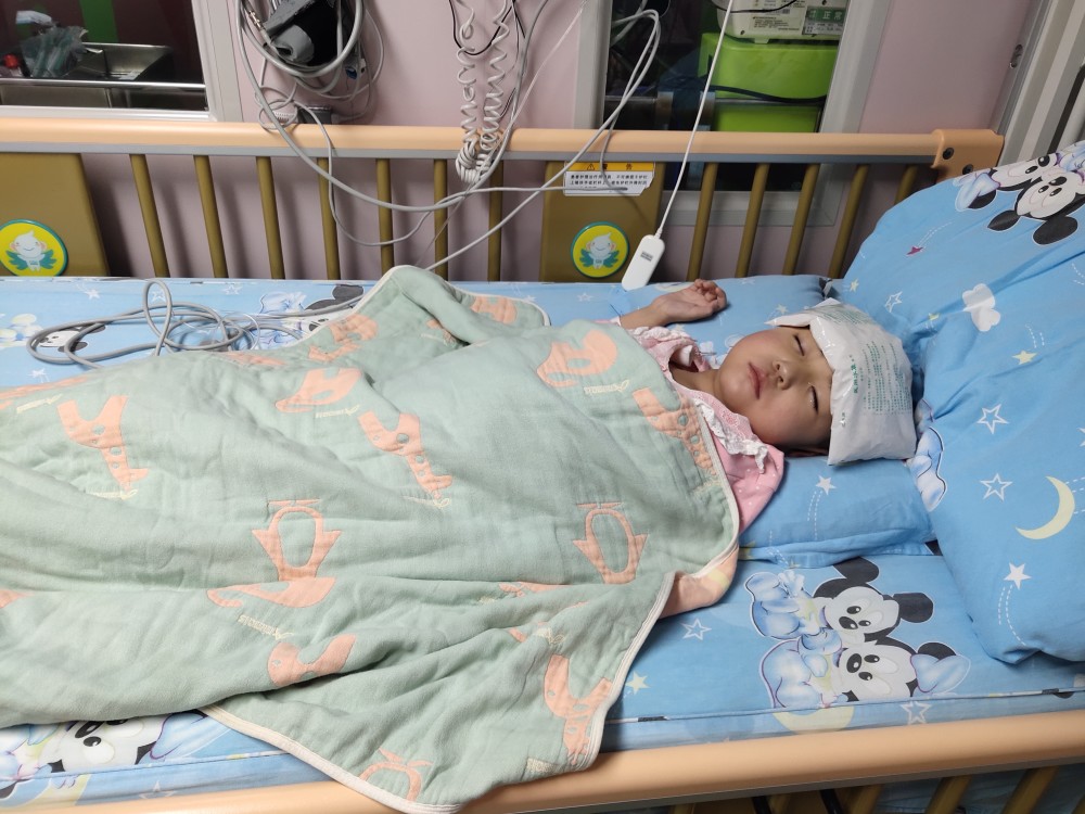 4岁女儿摘除眼球又患血癌，丈夫捐髓后病危，80后母亲哭诉：我撑不住了