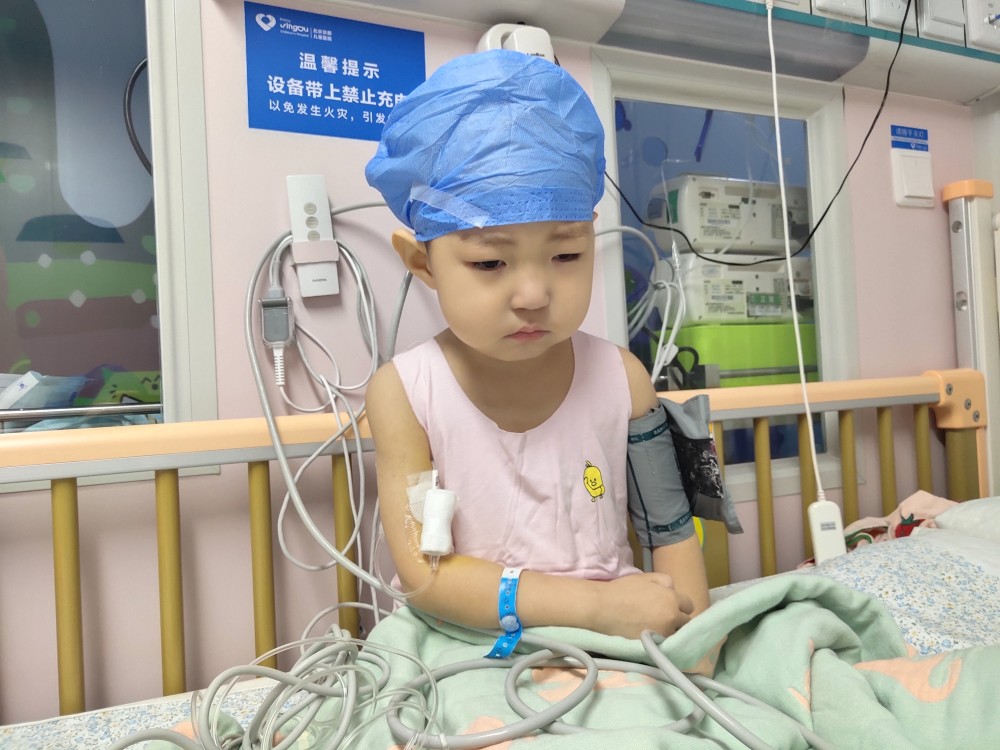 4岁女儿摘除眼球又患血癌，丈夫捐髓后病危，80后母亲哭诉：我撑不住了