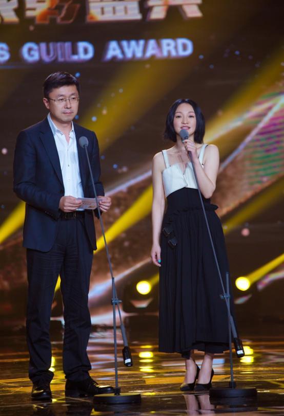 周迅穿衣大胆，礼服上面加“吊带马甲”，歪着拼组个V领真挺潮
