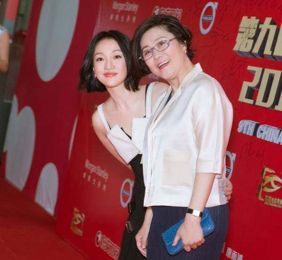 周迅穿衣大胆，礼服上面加“吊带马甲”，歪着拼组个V领真挺潮