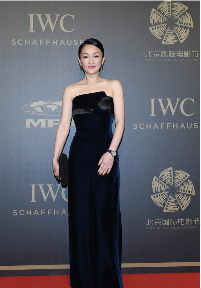 周迅穿衣大胆，礼服上面加“吊带马甲”，歪着拼组个V领真挺潮