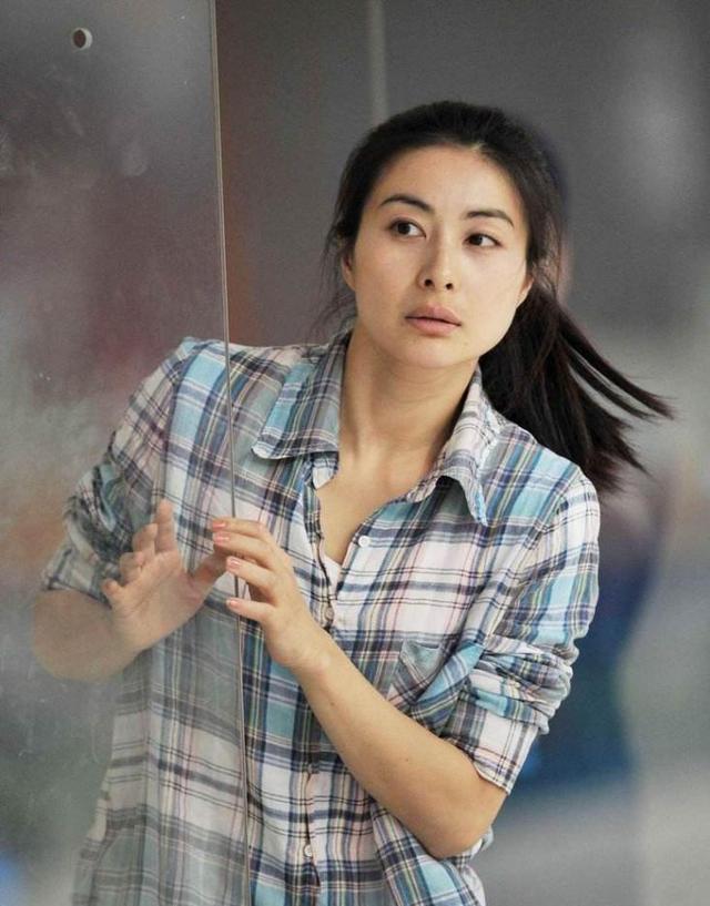 38岁郭晶晶终于换发型，剪短发美到开挂，又美又温柔，谁能不爱？