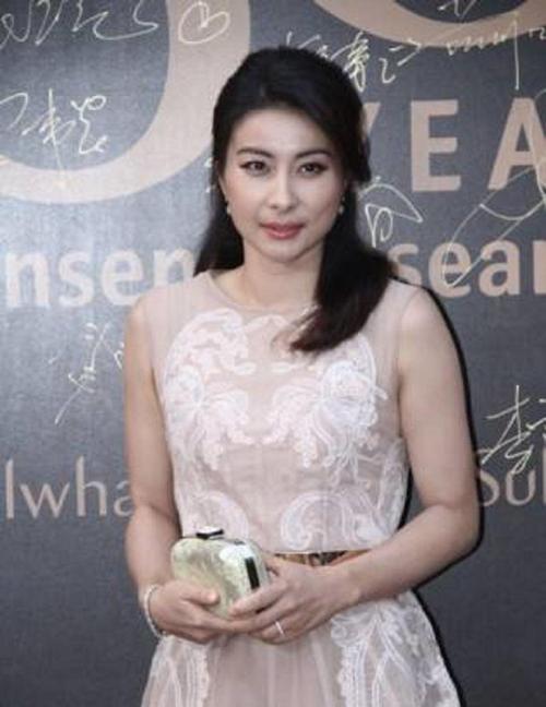 38岁郭晶晶终于换发型，剪短发美到开挂，又美又温柔，谁能不爱？