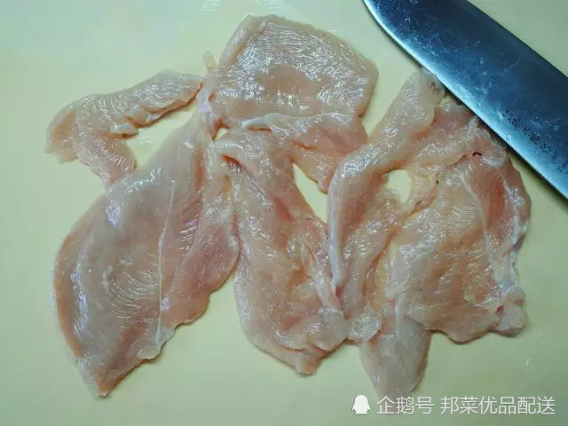 吃鸡胸肉健身减肥也讲技巧！鸡胸肉这样做，人人都喜欢吃