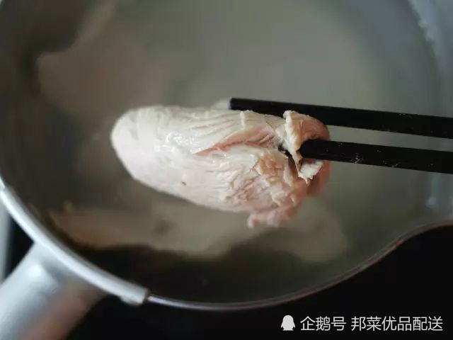 吃鸡胸肉健身减肥也讲技巧！鸡胸肉这样做，人人都喜欢吃