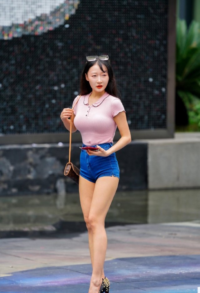 路人街拍:"俏丽"辣妈火了!穿粉嫩上衣搭配丹宁裤,更显