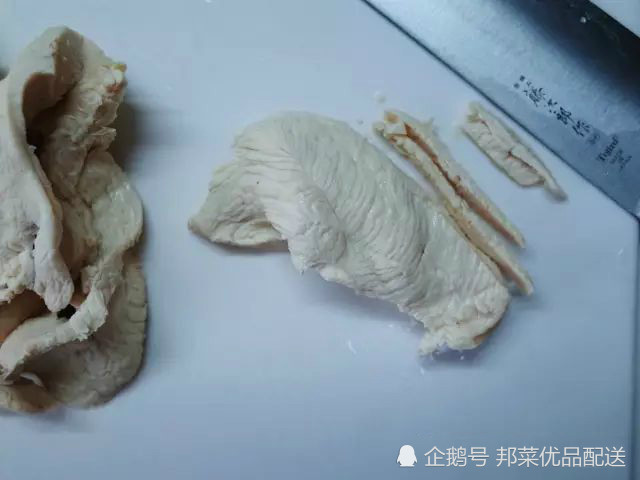 吃鸡胸肉健身减肥也讲技巧！鸡胸肉这样做，人人都喜欢吃