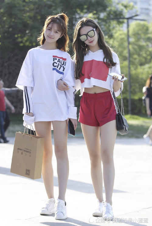 每到这时,总是好奇,漂亮的妹子大体恤里面有到底有咩有穿衣服