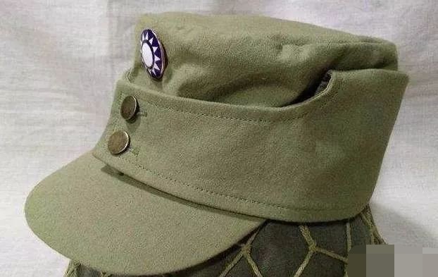 图6:抗战时中国军队的制式军帽而这种帽子最大的特点就是帽墙正中的两