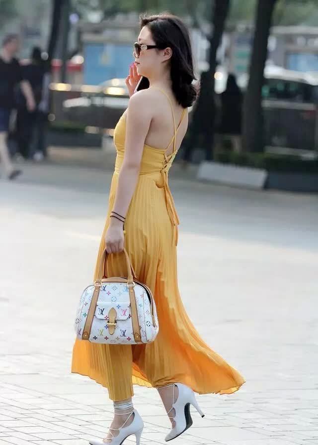时尚街拍:今年流行"黄黄衣",搭配小姐姐的气质,更是美的清新