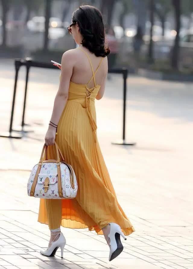 时尚街拍:今年流行"黄黄衣",搭配小姐姐的气质,更是美的清新