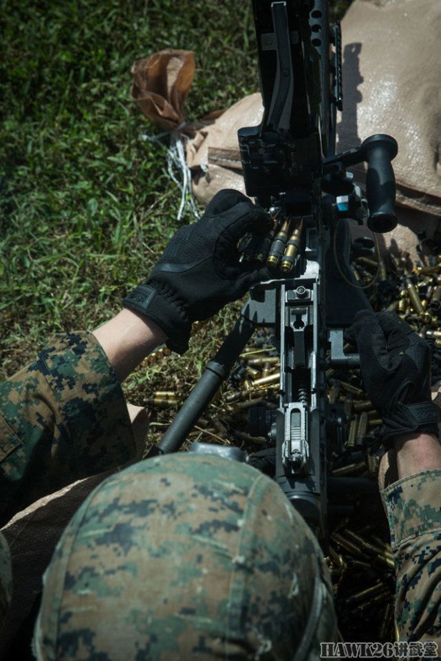 驻日美军m240机枪实弹射击训练 瞄准镜成标配 所有动作统一规范
