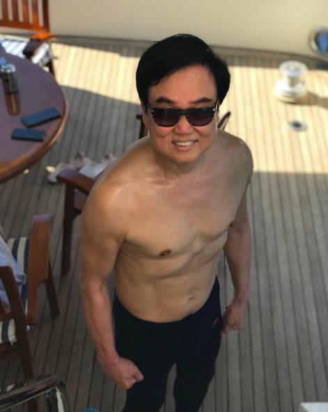 74岁的黄百鸣近照引发网友热议，与美女合照惊现这个？