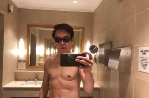 74岁的黄百鸣近照引发网友热议，与美女合照惊现这个？