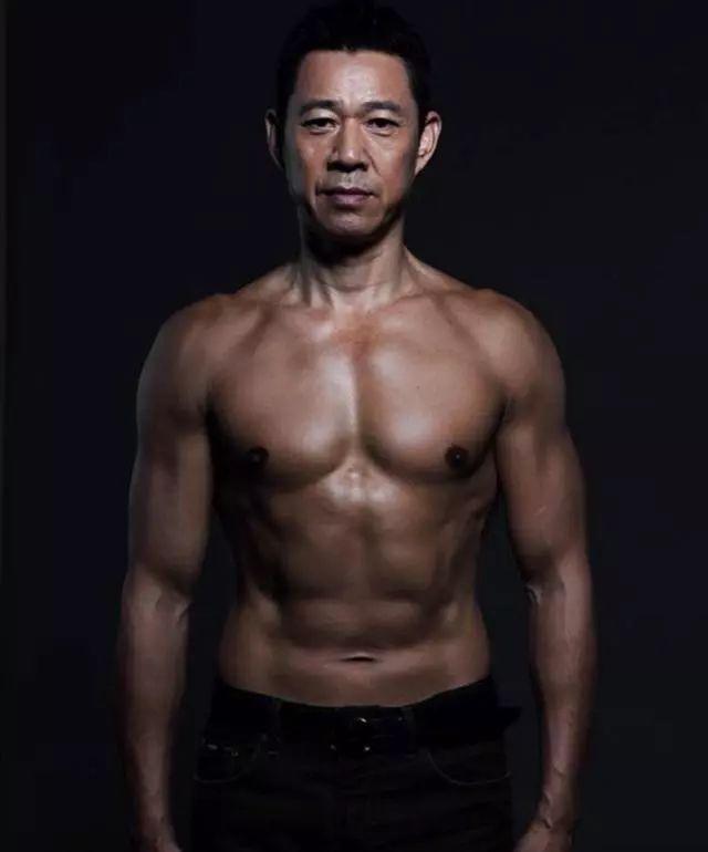 74岁的黄百鸣近照引发网友热议，与美女合照惊现这个？