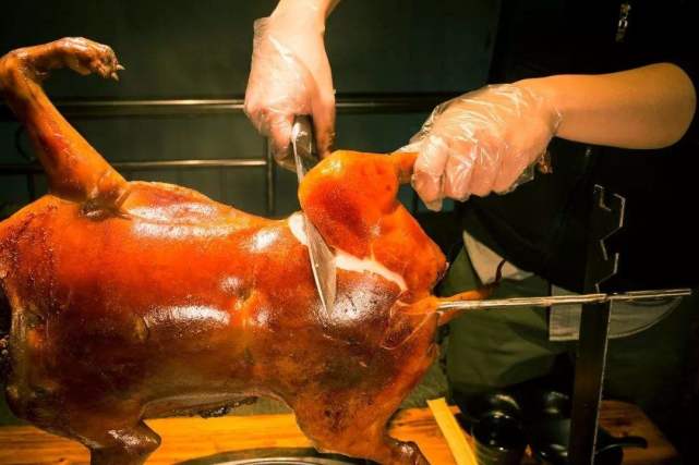 越南人有多喜欢吃狗肉马路边直接烤全狗吃狗肉这方面真牛