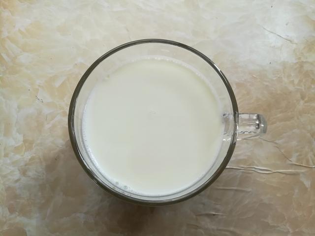 家里没有奶粉的可以直接用300克全脂牛奶.